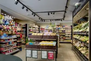 Der Eingang des Supermarktes Grabners in Gasen.