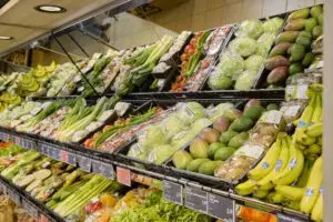 Detailansicht der gut sortierten Gemüseecke im Grabners Supermarkt in Gasen, mit einer Vielzahl frischer Gemüsesorten.
