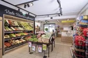Eingangsbereich und Kassa im Grabners Supermarkt in Gasen, mit freundlichem Personal und einladender Atmosphäre.
