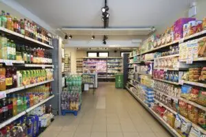 Verkaufsraum im Grabners Supermarkt mit Regalen voller Getränke, Knabbereien, Haushaltsartikeln und Tiefkühlkost.