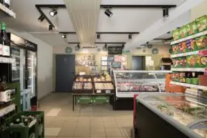 Feinkostabteilung im Grabners Supermarkt mit einer vielfältigen Auswahl an frischen Produkten.