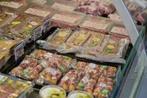 Detailansicht der Feinkosttheke im Grabners Supermarkt mit selbstgemachter Sulz, Berner Würstl und regionalen Produkten."