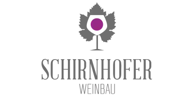 Logo Weinbau Schirnhofer, bekannt für Edelbrände, frisches Obst, Kürbiskernöl, Essig, Liköre und Säfte, erhältlich bei Grabner in Pöllau